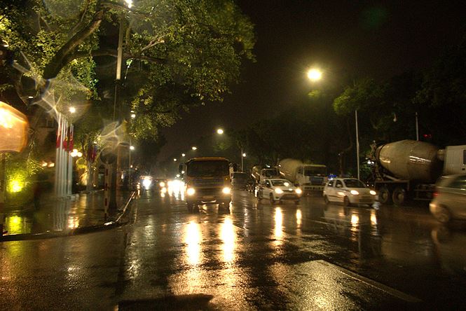 Công nhân dầm mưa lạnh suốt đêm nạo vét Hồ Gươm